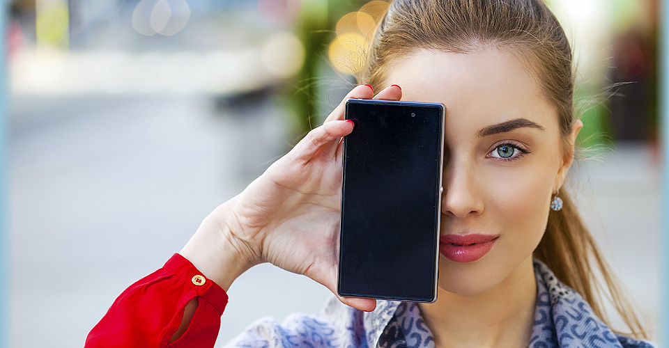 Frau mit Smartphone - gut aussehen auf jedem Endgerät